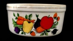 SANTA ROSA - Delicado bowl em fina porcelana branca adornada com natureza morta em policromia e fio de ouro. Possui marca da manufatura na base. Mede 7 x 14 cm.