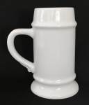 Delicada caneca em porcelana branca vitrificada. Mede 17 x 15 cm.