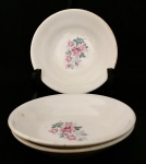 Lote contendo 3 elegantes recipientes para sobremesa, em porcelana na cor creme, adornada com motivo floral em policromia. Possui registro da manufatura na base. Mede 14 cm de diâmetro.