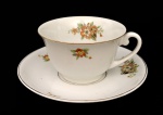 RIO BRANCO - Elegante xícara para chá em fina porcelana branca adornada com motivo floral em policromia e fios de ouro. Acompanha seu respectivo pires. Possui registro da manufatura na base. Discreto bicado.