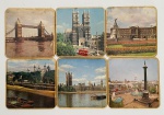 INGLATERRA ANOS 70 - Antiga caixa em papel machê contendo contendo 6 souvenires com imagens dos pontos turisticos de Londres no formato quadrangular. Possui registro da manufatura. Desgastes e manchas do tempo. Mede 17 x 17cm.