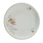 REAL - Elegante prato raso para coleção, em porcelana esmaltada ricamente adornado com folhagens em policromia e contorno m vibrante ouro. Desgaste do tempo. Possui registro da manufatura no verso. Mede 25cm diametro.