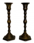 INDIA - Par de antigos castiçais indianos em bronze maciço cinzelado, com haste em gomos. Apresenta cachê na base sextavada. Mede 16cm altura.