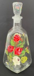 ANOS 50 - Elegante e graciosa licoreira em demi-cristal ricamente adornada com rosas em policromia pintadas à mão. Acompanha a sua respectiva tampa. Mede 27cm.