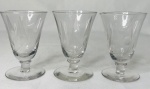 FRANÇA - Trio de taças  para licor em cristal europeu transparente lapidado em gota. Mede 9 cm.