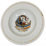 CHECOSLOVÁQUIA - Elegante prato fundo em porcelana branca esmaltada ricamente adornado com figuras infantis em policromia ao centro e contorno em vibrante ouro. Borda em movimento. Possui registro da manufatura na base. Apresenta discreto bicado. Mede 21cm de diâmetro.