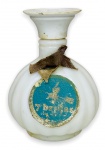 ARGENTINA - Delicado perfumeiro em opalina branco leitosa com design canelado. Acompanha sua respectiva tampa. Possui etiqueta da manufatura na base. Mede 8cm.