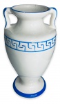 Graciosa ânfora em porcelana branca esmaltada ricamente adornada com faixa grega em azul royal. Mede 27cm.