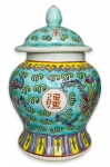 CHINA - Gracioso potiche em porcelana branca esmaltada ricamente adornado com arabescos e letras chinesas em rica policromia. Acompanha sua respectiva tampa com pega. Possui registro da manufatura na base. Mede 16cm.
