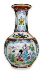 CHINA - Delicada floreira em porcelana oriental esmaltada ricamente adornada com motivo floral em policromia no formato abalaustrado. Possui registro da manufatura na base. Mede 10cm altura.