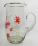 ANOS 60 - Graciosa jarra para água em vidro moldado transparente, ornamentado em policromia e contorno em vibrante ouro. Mede 19 cm.