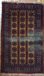 Antigo tapete persa adornado com  motivo floral em policromia. Desgaste do tempo. No estado. Mede 81cm x 1,37m.