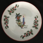 Gracioso prato para colecionar em porcelana branca esmaltada, adornado com motivo natalino  em policromia e contorno em vermelho. mede 19cm de diâmetro.