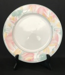 LYNNS - Gracioso prato para coleção em porcelana chinesa esmaltada na cor branca, ricamente adornada com motivos florais em policromia e bordas em verde. Possui registro da manufatura na base. Mede 27cm de diâmetro.