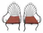 Par de antigas e elegantes cadeiras de braços para jardim, com estrutura em fer forgê e assentos soltos em courino. Marcas do tempo. No estado. Mede 1m altura x 65 largura.