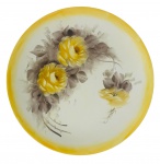 Elegante prato de colecao em porcelana esmaltada ricamente adornados à mão com motivo floral em policromia. Apresenta assinatura. Mede 26cm diametro.