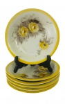 Jogo de 6 elegantes pratos fundos em porcelana esmaltada ricamente adornados à mão com motivo floral em policromia. Apresenta assinatura. Mede 21cm diametro.