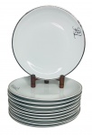 REAL - Jogo de 10 elegantes pratos rasos em pocelana esmaltada com iniciais e contorno em vibrante prata. Apresenta registro da manufatura. Mede 25cm