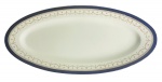 ENGLAND - Sofisticada saladeira em porcelana inglesa esmaltada, formato ovalado, adornada com guirlandas em vibrante ouro e contorno em azul real. Mede 48 x 23cm.