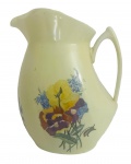 Magnifica jarra em porcelana esmaltada ricamente adornada à mão com motivo floral em policromia. Assinada e datada na base. Mede 25cm altura.