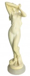 EUROPA - Elegante escultura em pó de marmore representando figura feminina, ninfa, apoiada sobre base redonda de alabastro, mede 55cm altura.