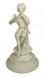 EUROPA - Elegante escultura em pó de marmore representando figura infantil, Peter Pan, apoiada sobre base redonda, mede 27cm altura.