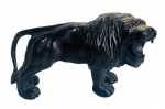 Antiga escultura em madeira nobre escura representando figura de leão com olhos de vidro. Mede 33cm comprimento.