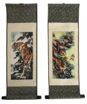 JAPÃO - Par de estandartes orientais, de enrolar em ceda de época, com representações de tigre e dragão. Mede 46 x 20 cm.