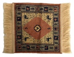 Elegante tapete para móvel ao gosto persa, adornado com figuras geométricas. Mede 44 x 34 cm.