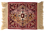Elegante tapete para móvel ao gosto persa, adornado com flores predominando a cor vermelha. Mede 48 x 34 cm.