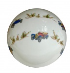 OPALINA - Magnífico globo em opalina branca leitosa, ricamente adornada com figuras de carros e ramagens pintadas à mão. Mede 28 x 30 cm.