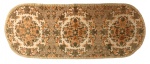 Fabulosa e antiga toalha para móvel em tecido, adornado com flores e com borda em fios de ouro emaranhados. Mede 80 x 32 cm.