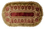 Fabulosa e antiga toalha para móvel em tecido, adornado com flores e arabescos nas cores vibrantes dourado e vermelho. Mede 60 x 36 cm.