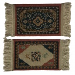 Par de elegantes tapetes para móvel ao gosto persa, adornados com figuras geométricas predominando o vermelho. Mede 42 x 20 cm.