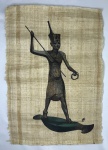 Antiga obra em papiro representando figura de faraó Tutancâmon (Egito), pintada à mão. Assinada no canto inferior direito e carimbado no verso. Ausência de moldura. Mede 60 x 42 cm.