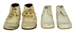 SÉC XX - Antigos pares de sapatos infantis em couro legitimo na cor branca. Possui registro da manufatura Tata ortopédico. Marcas do tempo. Mede 15cm.