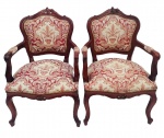 Elegante par de cadeiras classicas com estrutura em madeira e estofamento floral.