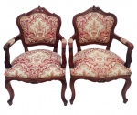 Elegante par de cadeiras classicas com estrutura em madeira e estofamento floral.