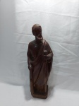 Escultura de Santo em madeira entalhada. Medindo 43cm de altura.