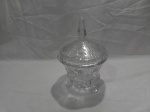 Compoteira, bomboniere em vidro ricamente moldado. Medindo 15cm de diâmetro x 22cm de altura com tampa.