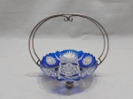 Linda cesta em cristal double azul com alça em prata de lei. Medindo 12cm de diâmetro x 16cm de altura total.