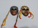 Par de máscaras decorativas para pendurar em metal indiano esmaltado. Medindo a maior 15cm de altura.