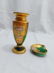 Vaso floreira e cinzeiro em vidro veneziano com acabamentos em ouro com relevo. Medindo o vaso 16,5cm de altura.