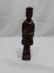 Imagem de Santo em madeira de Jacarandá entalhada. Medindo 25,5cm de altura.