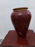 Enorme vaso em gesso com pintura vinho. Medindo 51cm de altura x 25cm de diâmetro de boca. Com falhas na pintura.