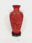 (174) - 298 - Vaso decorativo em Lacca Vermelha oriental   esmalatda no interior decorada Flores sob peanha  centro Medida:  26 cm altura e sob peanha 33 cm altura