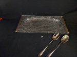 Saladeira em Acrilico  acompanah  par de talher salada  em metal .. Medida: saladeira 58 cm x 31 cm