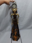 Marionete em madeira com policromia e roupa em tecido. Medindo 65cm de altura.