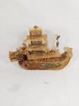 Enfeite Representando Barco Do Dragão em metal dourado Oriental . apresenta parte de cima solta . Medida:  32 cm comprimento x 6 cm largura x 32 cm altura total