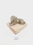 Enfeite Esultura representando Leão em metal com base em marmore. medida: 8 cm x 10 cm